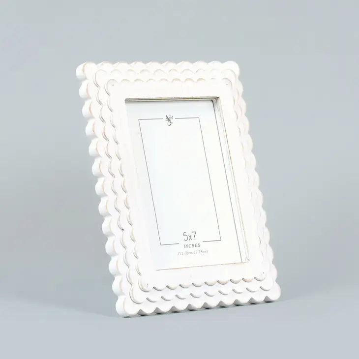 SCALLOPED WOOD PHOTO FRAME - WHITE