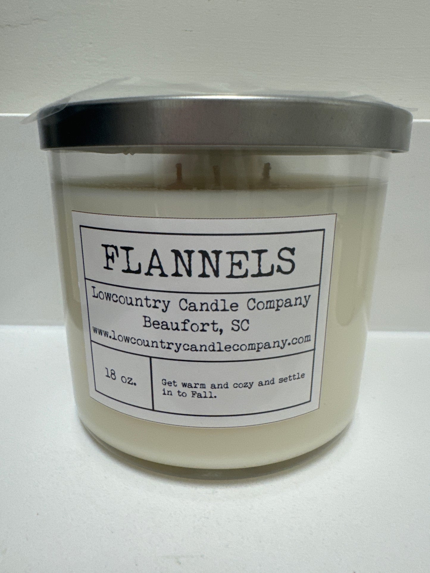 FLANNELS CANDLE 18OZ - ROUND