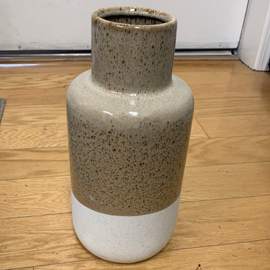 WHITE BOTTOM TAN SPECKLED CERAMIC VASE