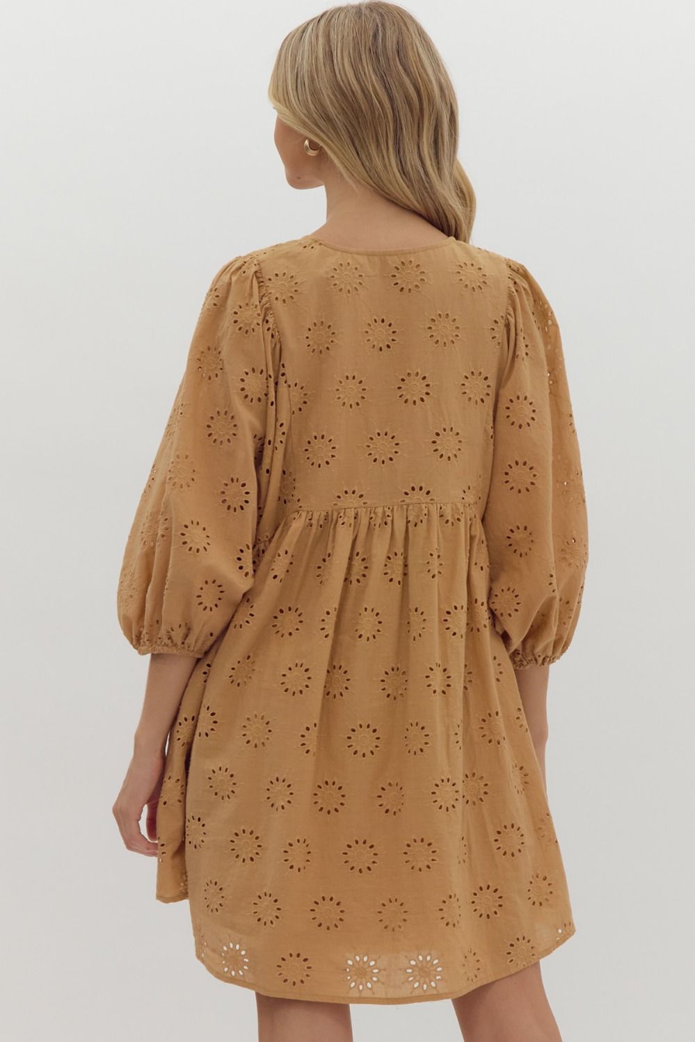 EYELET MINI DRESS - CAMEL